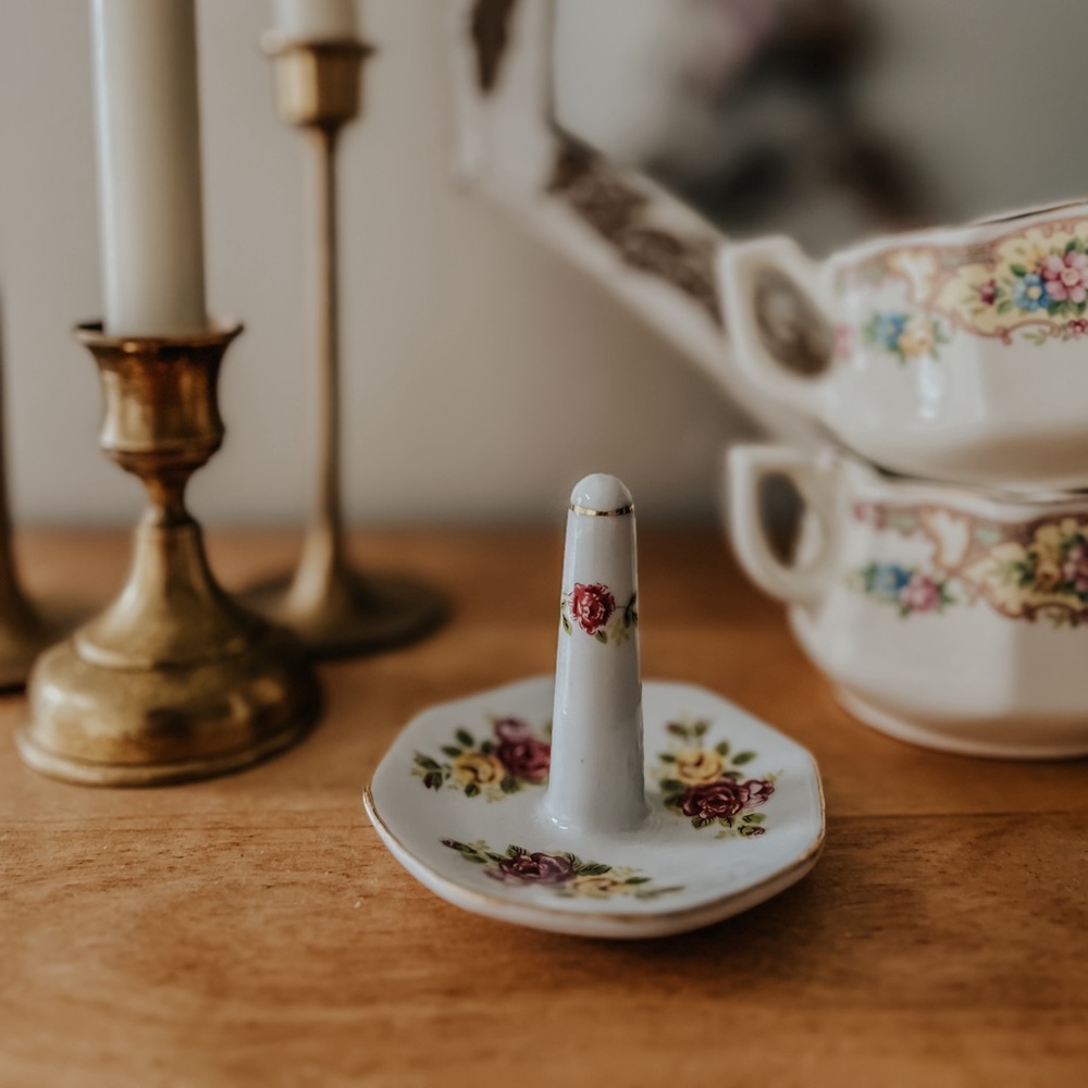 Vintage ceramic ring holder